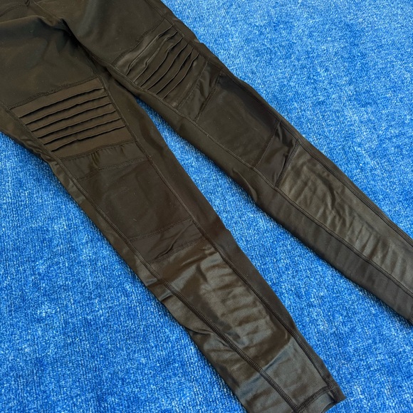 VS Knockout Tight / Legging • Size Small - Picture 3 of 8